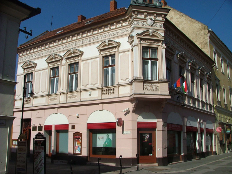 Az INDeX Ingatlaniroda utcafronti homlokzata Pápán