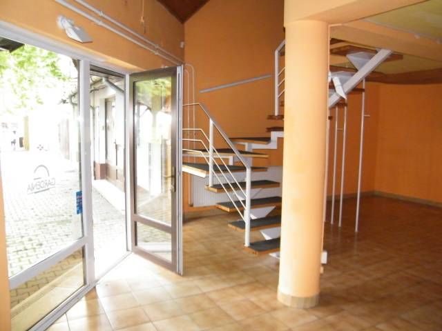 Kossuth utcán 60 m2-es üzlethelyiség 30 m2-es galériával eladó. – 1. kép