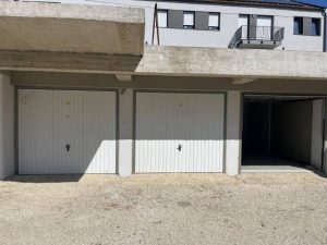 Belvárosban (Honvéd u. 2.) zárt udvarban nyitott, fedett gépkocsibeállók, garázsok bérelhetők! – 2. kép