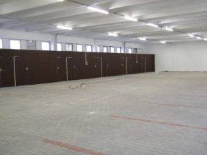 Teremgarázsban (Munkás u. 47. volt RUSZÖV épülete) parkolóbeálló és tároló kiadó! – 2. kép
