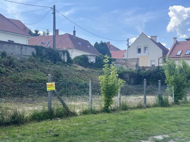 Fő tértől pár perc távolságra (Csáky utcában, autóbusz pályaudvar mellett) 1.112 m2-es telek eladó! – 1. kép