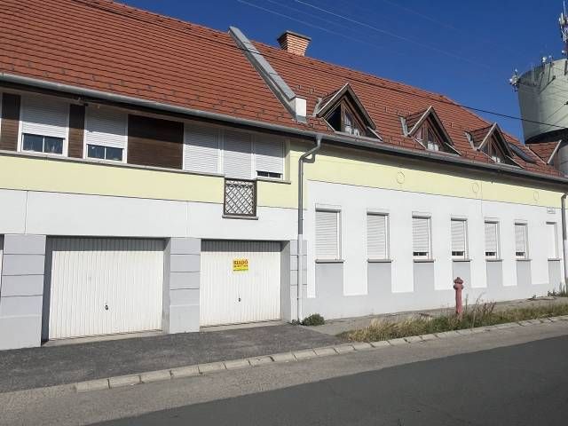 Vásár utcán billenő kapuval felszerelt 16,30 m2-es garázs eladó! – 1. kép